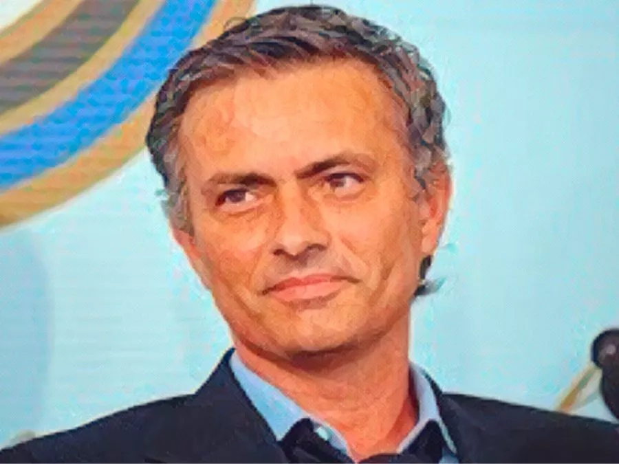 José Mourinho davanti ai microfoni della sala stampa di Appiano Gentile durante la sua prima conferenza da allenatore dell'Inter il 3 giugno 2008