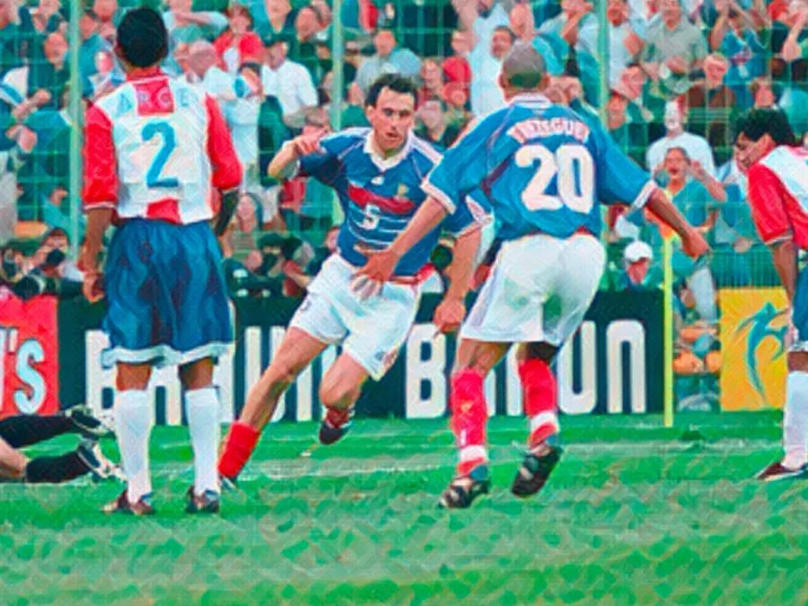 Il difensore francese Laurent Blanc esulta correndo a braccia aperte dopo aver segnato il golden goal decisivo contro il Paraguay ai Mondiali del 1998