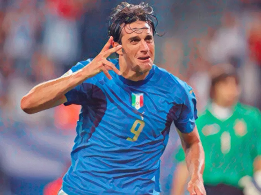 L'attaccante italiano Luca Toni esulta portando la mano destra vicino all'orecchio con un gran sorriso dopo aver segnato contro l'Ucraina ai Mondiali del 2006