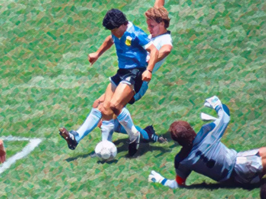 Diego Armando Maradona scarta il portiere inglese Peter Shilton prima di depositare in rete il gol del secolo ai Mondiali di Messico 1986