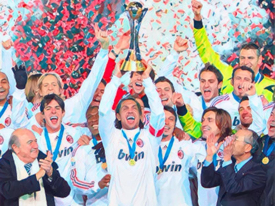 Il capitano del Milan Paolo Maldini solleva la coppa del Mondiale per Club a Yokohama il 16 dicembre 2007, circondato dai compagni di squadra in festa