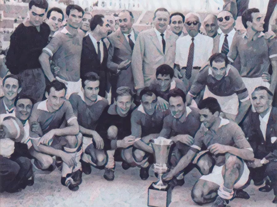Il giocatori del Napoli festeggiano la Coppa Italia il 12 giugno 1962 dopo la vittoria in finale contro la SPAL allo Stadio Olimpico