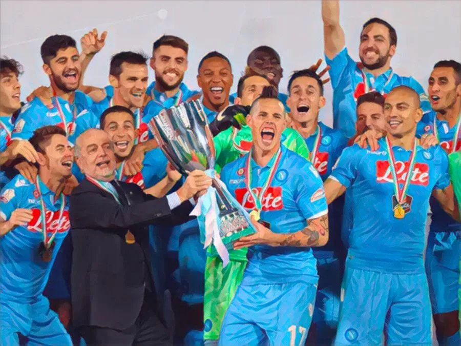 Il capitano del Napoli Marek Hamsik alza la Supercoppa Italiana 2014 a Doha contro la Juventus