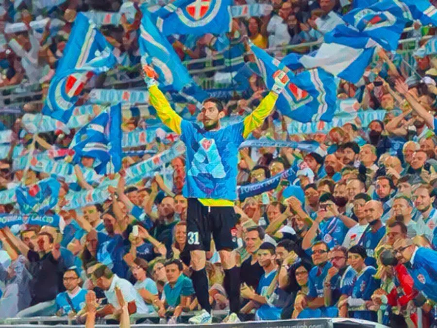 I giocatori del Novara festeggiano sul prato dello Stadio Silvio Piola l'incredibile promozione in Serie A il 12 giugno 2011