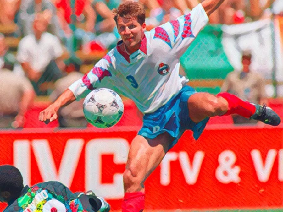 L'attaccante russo Oleg Salenko segna una delle cinque reti indossando la maglia bianca della Russia durante il Mondiale di USA 1994