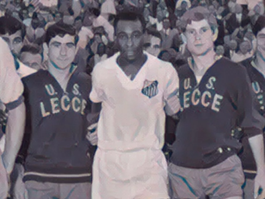Il fuoriclasse brasiliano Pelé sorridente sul campo dello stadio Via del Mare di Lecce con la maglia bianca del Santos prima dell'amichevole del 24 giugno 1967
