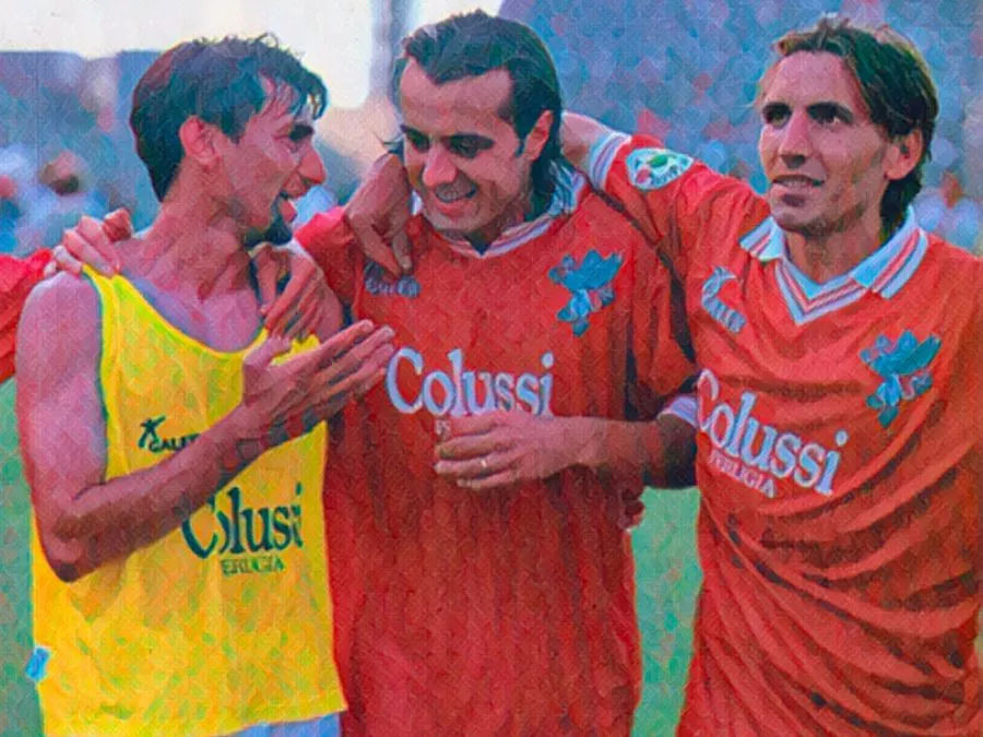 I giocatori del Perugia festeggiano sotto la curva dei tifosi biancorossi la promozione in Serie A contro il Torino allo Stadio Giglio il 21 giugno 1998