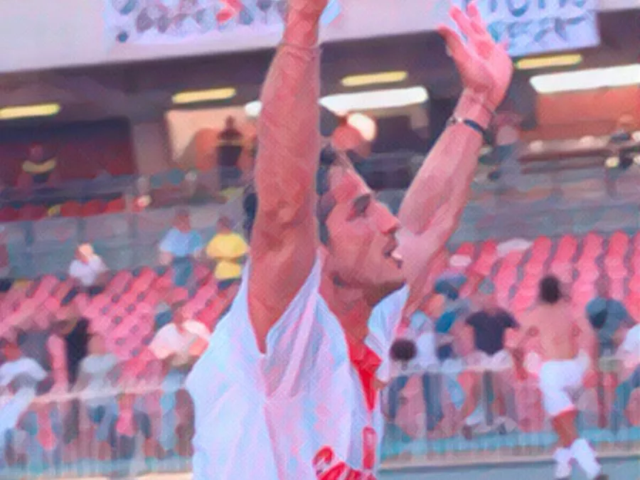 L'attaccante del Piacenza Pasquale Luiso esulta sul prato del San Paolo di Napoli dopo aver segnato il gol decisivo contro il Cagliari