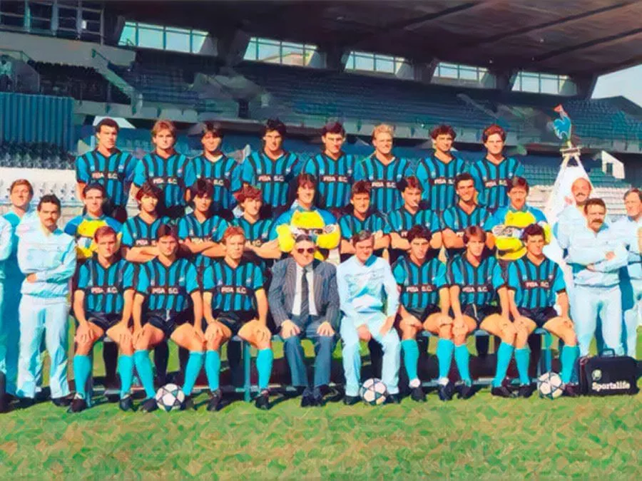 La rosa dei giocatori del Pisa, l'allenatore Gigi Simoni e il Presidente Romeo Anconetani festeggiano protagonisti della promozione in Serie A il 14 giugno 1987  