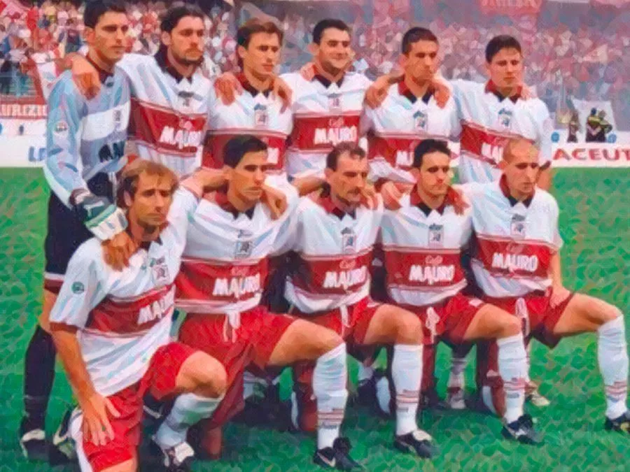 I calciatori della Reggina allo Stadio Delle Alpi di Torino prima della storica promozione in Serie A il 13 giugno 1999