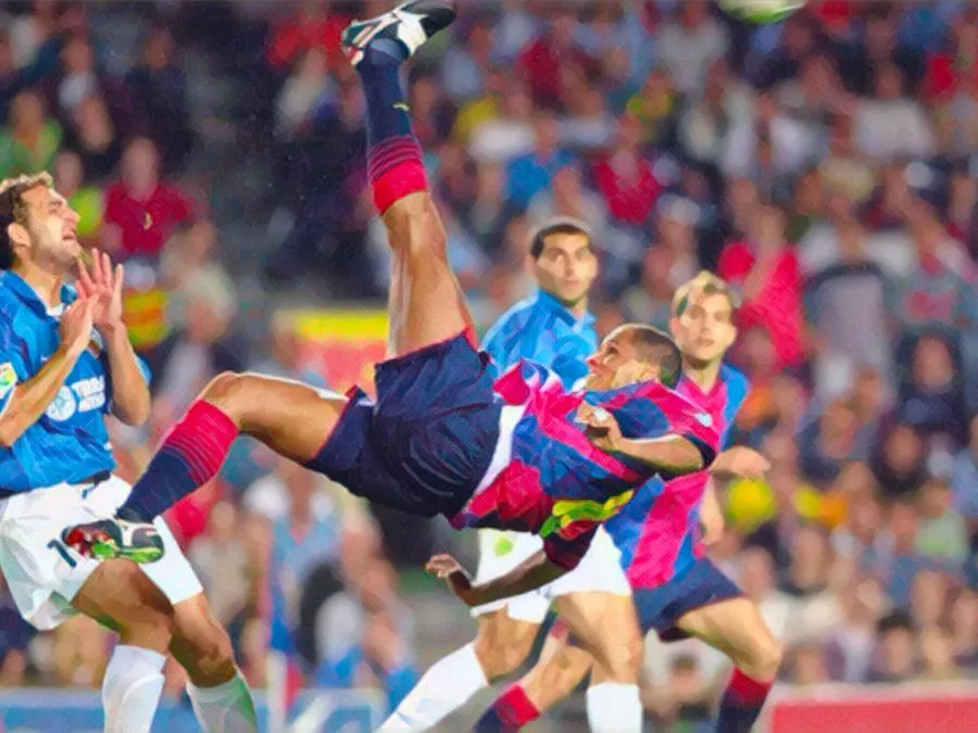 Il fuoriclasse brasiliano Rivaldo in aria mentre colpisce il pallone in rovesciata dal limite dell'area contro il Valencia il 17 giugno 2001