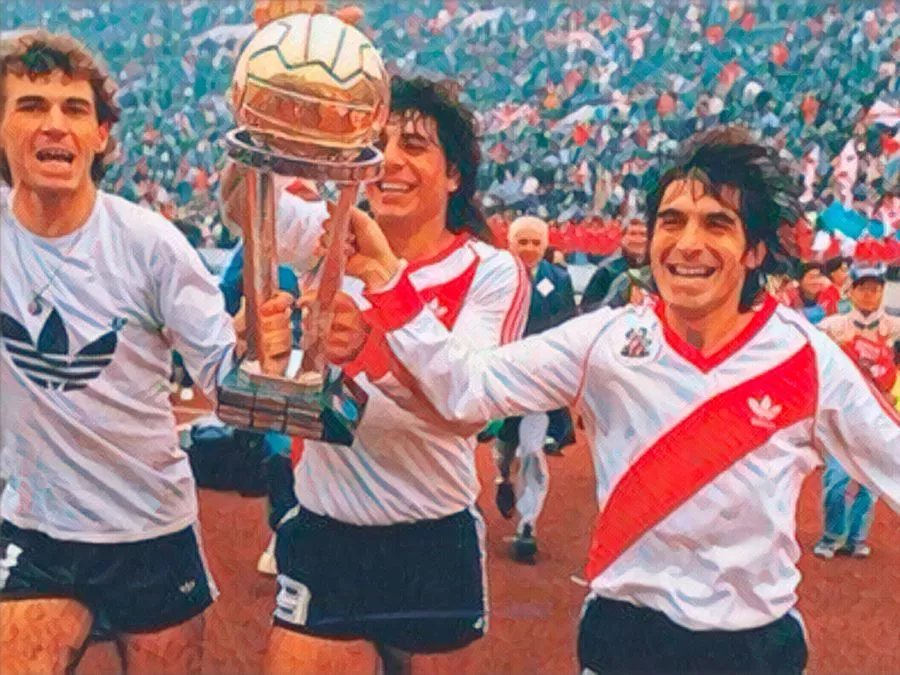 Antonio Alzamendi festeggia con la Coppa Intercontinentale a Tokyo dopo la vittoria del River Plate contro la Steaua Bucarest nel 1986