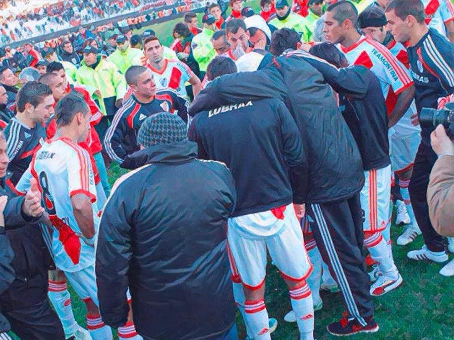I calciatori del River Plate in lacrime e disperati al centro del campo dello stadio Monumental il 26 giugno 2011 dopo il fischio finale del match contro il Belgrano che decreta la retrocessione