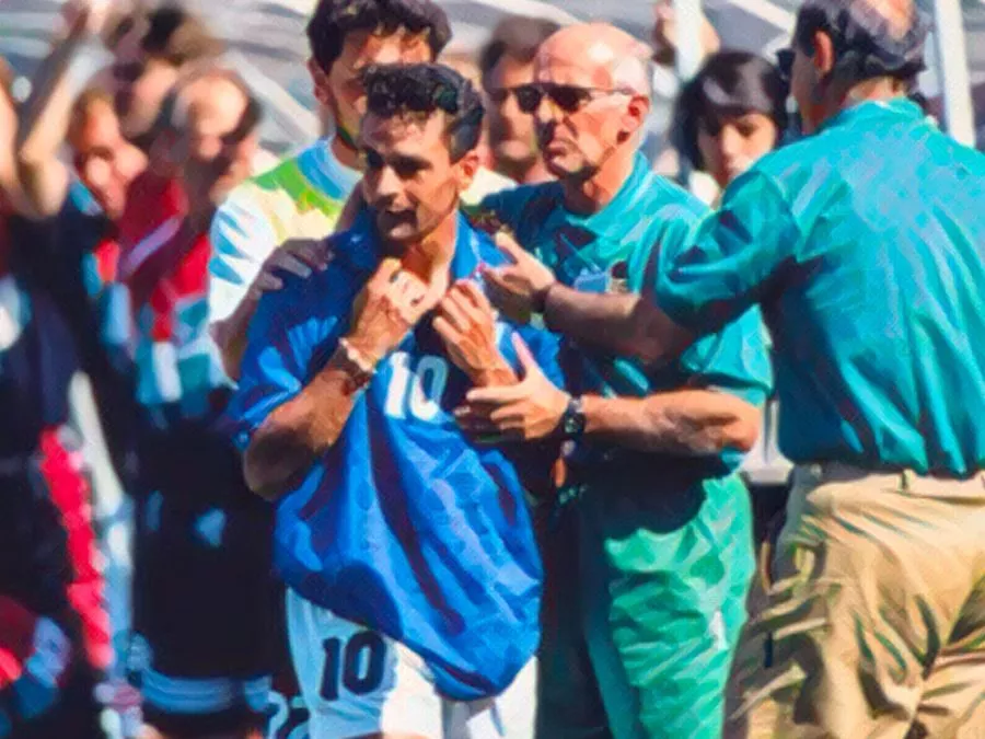 Il numero 10 azzurro Roberto Baggio esce dal campo sconsolato e incredulo durante il match Italia-Norvegia del 23 giugno 1994 dopo la sostituzione decisa da Arrigo Sacchi