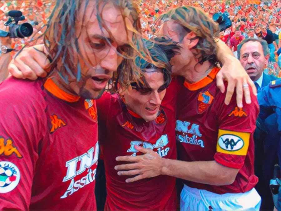 Francesco Totti, Gabriel Batistuta e Vincenzo Montella esultano insieme sul prato dell'Olimpico con la maglia della Roma campione d'Italia 2000/2001