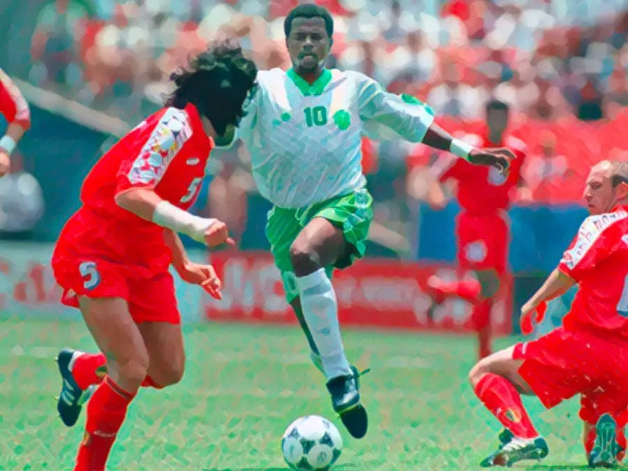 Il calciatore arabo Saeed Al-Owairan corre palla al piede superando i difensori del Belgio sul prato del Robert F. Kennedy Memorial Stadium a USA 1994