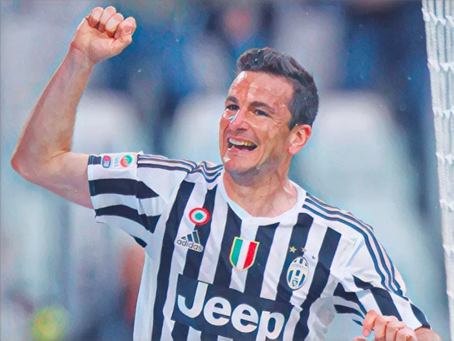 Simone Padoin esulta con la maglia della Juventus, incarnando lo spirito del Padoinismo e del campione semplice