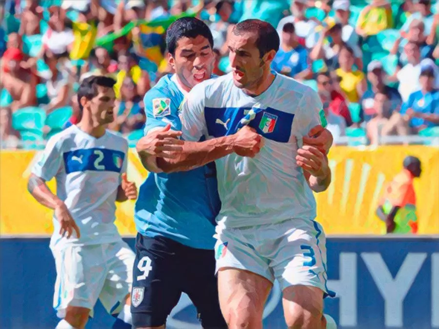 Il difensore italiano Giorgio Chiellini mostra furioso la spalla nuda all'arbitro per evidenziare i segni del morso ricevuto dall'attaccante uruguaiano Luis Suárez durante Italia-Uruguay del 24 giugno 2014