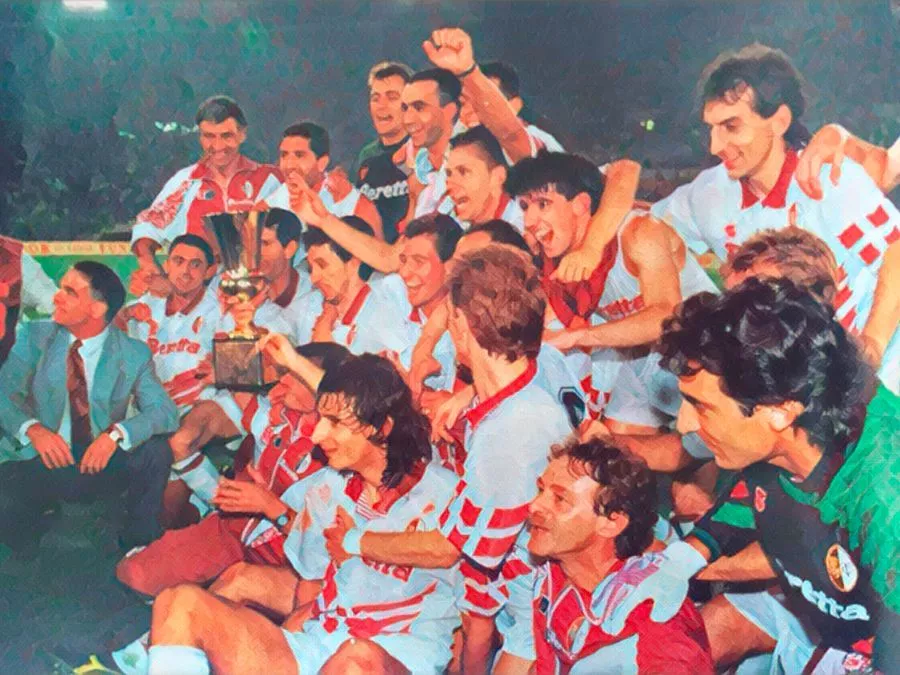 I giocatori del Torino e l'allenatore Emiliano Mondonico festeggiano con la Coppa Italia sul prato dello Stadio Olimpico di Roma il 19 giugno 1993