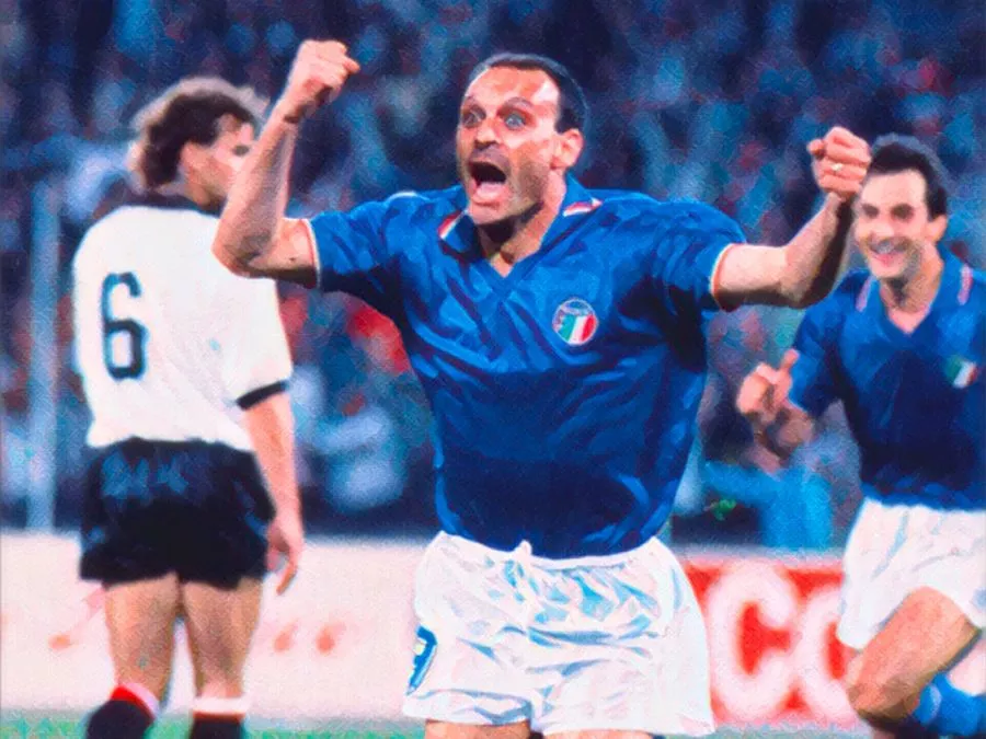 L'attaccante azzurro Totò Schillaci corre a braccia alzate con gli occhi spalancati per la gioia dopo il gol all'Austria a Italia '90