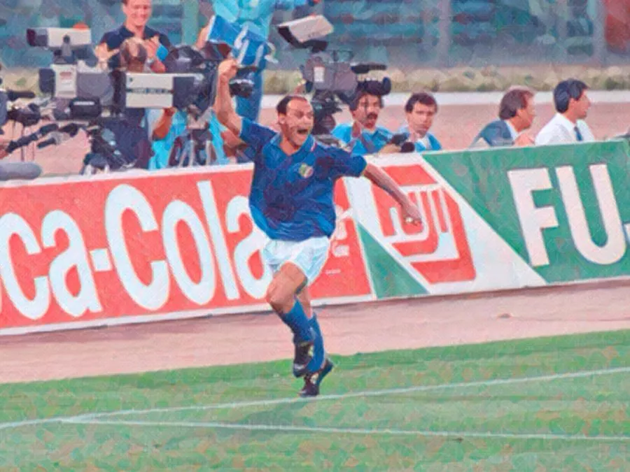 L'attaccante azzurro Totò Schillaci esulta con le braccia al cielo, gli occhi spalancati e un'espressione di gioia incontenibile sul campo dello Stadio Olimpico di Roma dopo il gol all'Irlanda il 30 giugno 1990