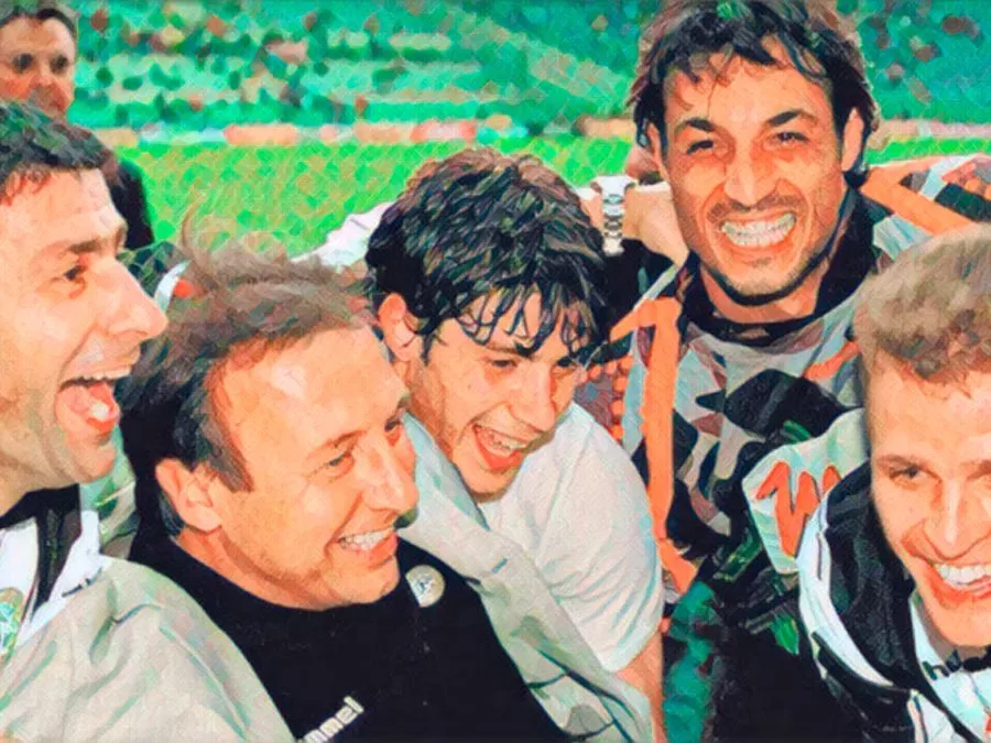 I giocatori dell'Udinese festeggiano sotto il settore ospiti dello Stadio Olimpico la prima storica qualificazione in Coppa UEFA il 1° giugno 1997