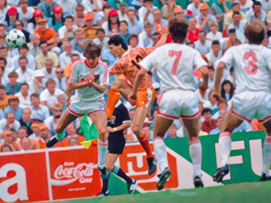 L'attaccante olandese Marco van Basten colpisce al volo di destro da posizione defilata segnando il gol del 2-0 contro l'URSS nella finale di Euro 1988