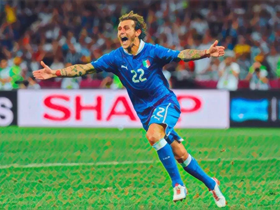 Alessandro Diamanti festeggia dopo aver segnato una punizione con il suo celebre sinistro e il suo sorriso genuino