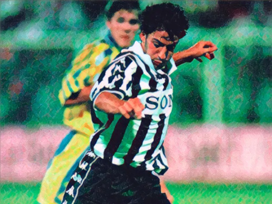 Alessandro Del Piero con la maglia bianconera della Juventus in un'azione di gioco nella partita di rientro in campo