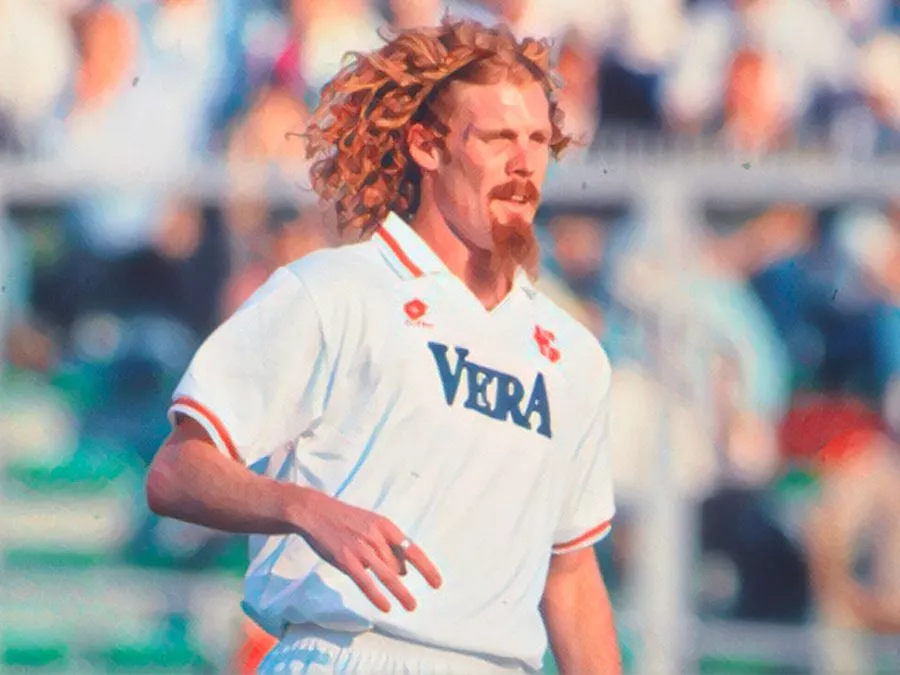 Il difensore americano Alexi Lalas sorride con la maglia del Padova nel 1994, sfoggiando i suoi iconici capelli lunghi rossi e il folto pizzetto