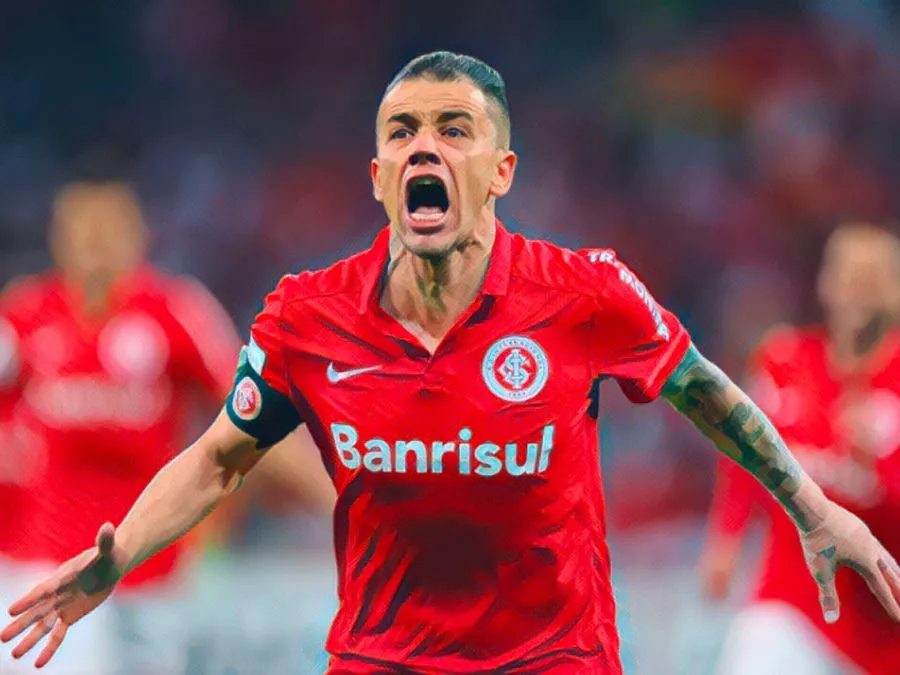 Andrés D'Alessandro esulta a braccia aperte indossando la maglia dell'Internacional dopo un gol con il suo celebre sinistro