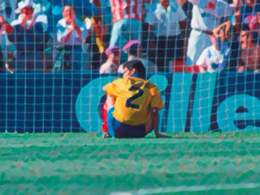 Il difensore colombiano Andrés Escobar a terra con le mani sul volto dopo aver realizzato l'autogol contro gli Stati Uniti al Rose Bowl di Pasadena durante USA 1994
