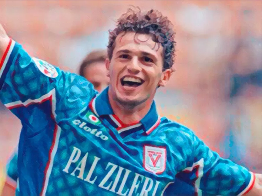 Arturo Di Napoli con la maglia numero 20 del Vicenza mentre esulta sotto la curva dopo un gol segnato con il suo celebre sinistro