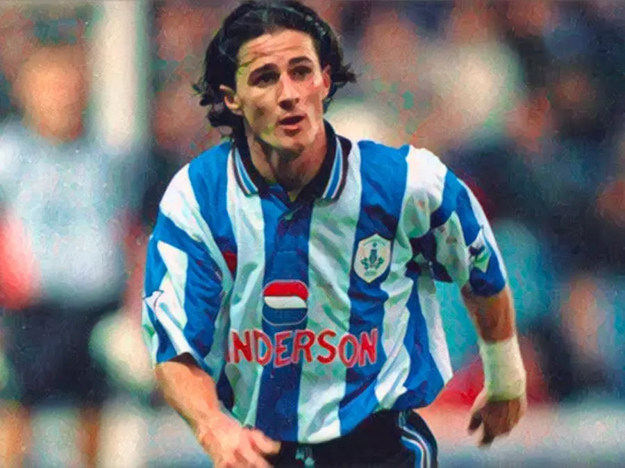 Benito Carbone con la maglia dello Sheffield Wednesday durante una partita di Premier League