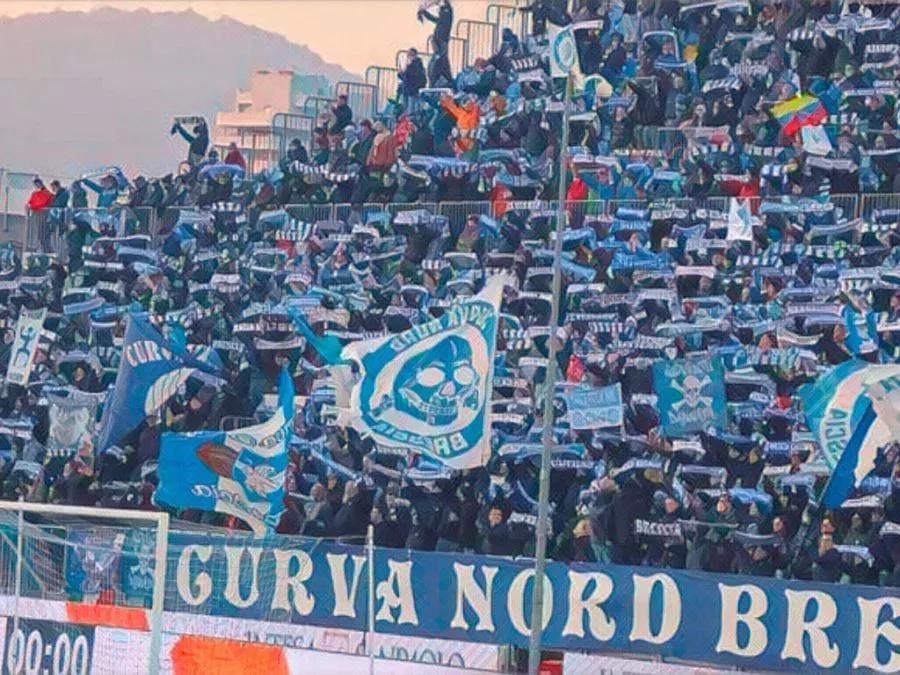 I tifosi del Brescia durante la partita di Coppa Intertoto del 14 luglio 2001 contro il Tatabanya