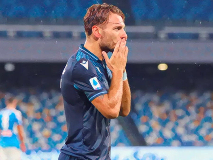 Ciro Immobile esulta con la maglia della Lazio urlando di gioia dopo aver segnato il suo trentaseiesimo gol in campionato nell'agosto 2020