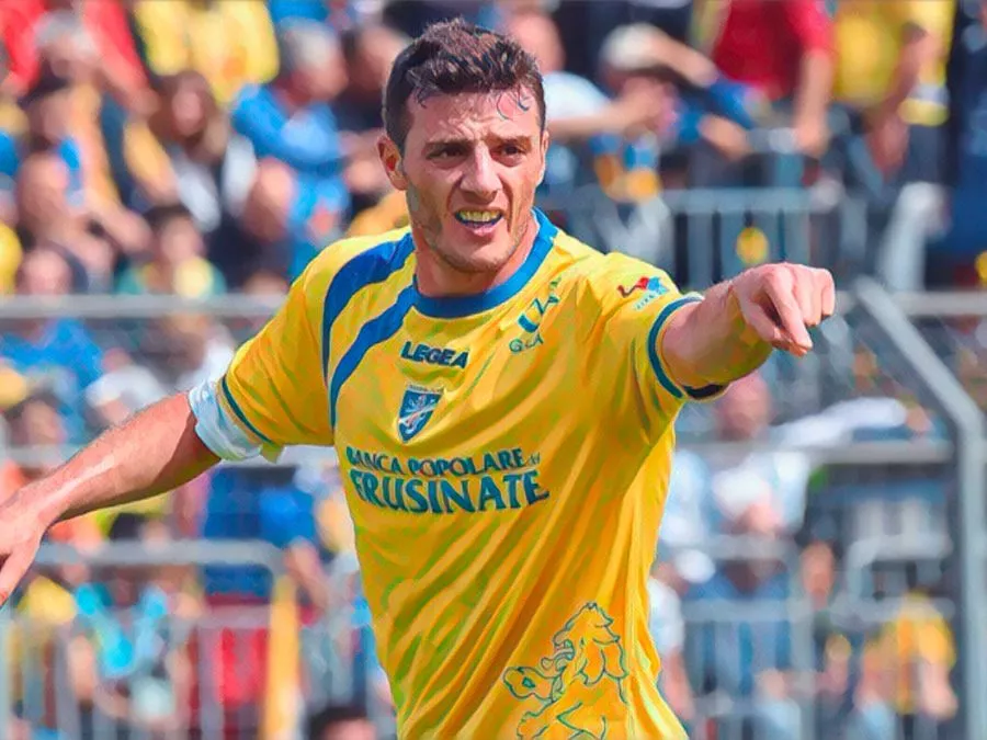 Daniel Ciofani esulta con la maglia del Frosinone sotto la curva dello stadio Matusa