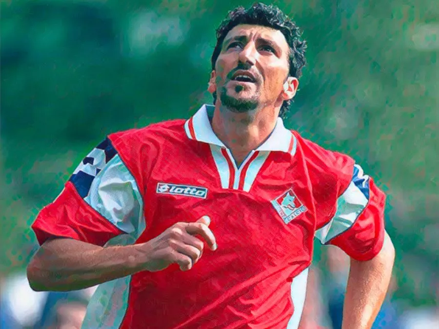 Dario Hübner con il suo inconfondibile pizzetto e la maglia del Piacenza che esulta a braccia aperte dopo un gol in Serie A