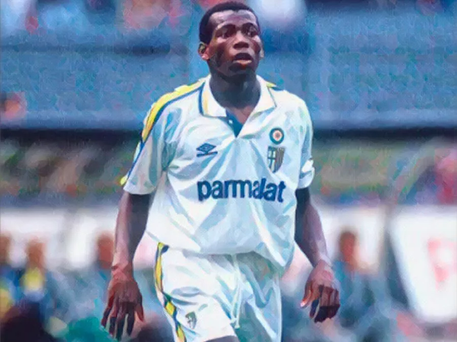 Faustino Asprilla esulta con la maglia del Parma dopo una rete in Serie A facendo la sua classica capriola