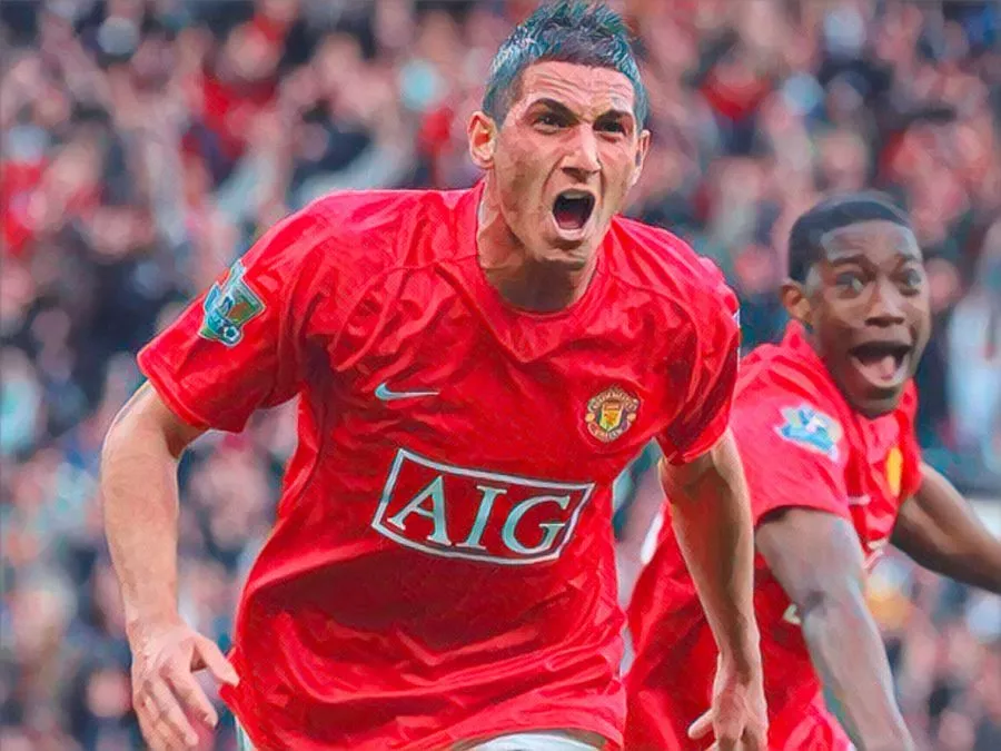 Federico Macheda diciassettene esulta con la maglia del Manchester United dopo il gol partita all'Old Trafford