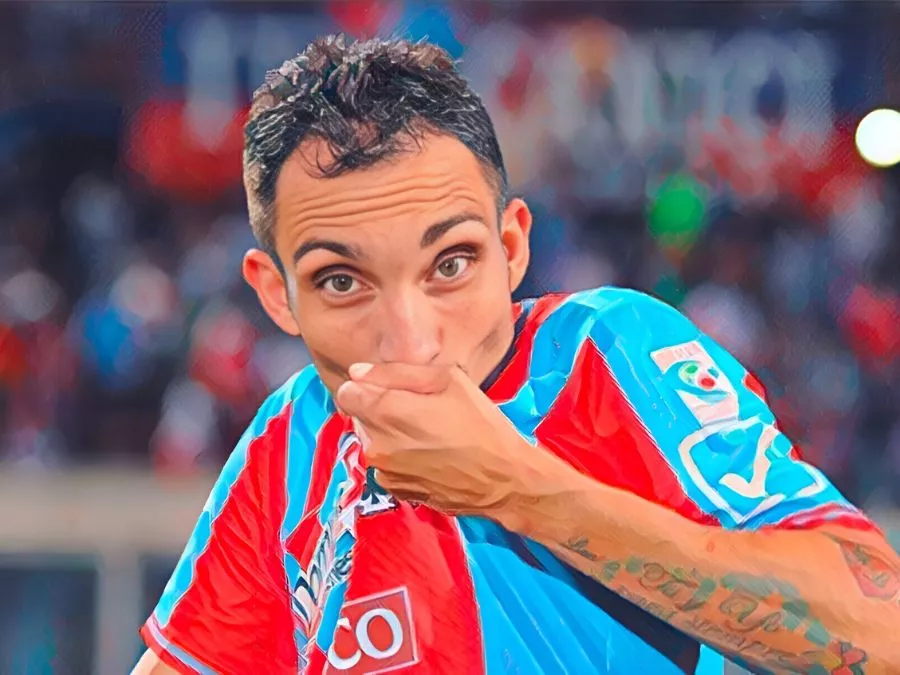 Francesco Lodi bacia la maglia del Catania in una partita dopo il suo ritorno sotto l'Etna 2017