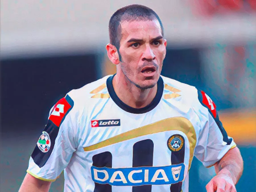 Gaetano D'Agostino con la maglia dell'Udinese mentre sbraccia a centrocampo per impostare l'azione durante una gara di Serie A nella stagione 2008-2009