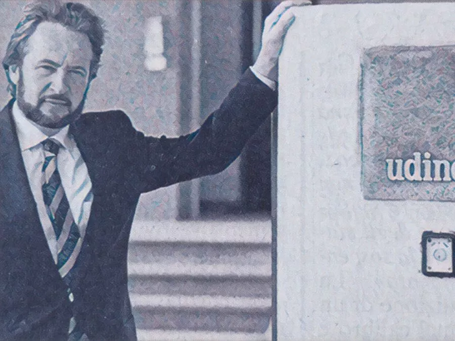 Giampaolo Pozzo sorridente durante una conferenza stampa ai suoi primi anni da presidente dell'Udinese alla fine degli anni '80