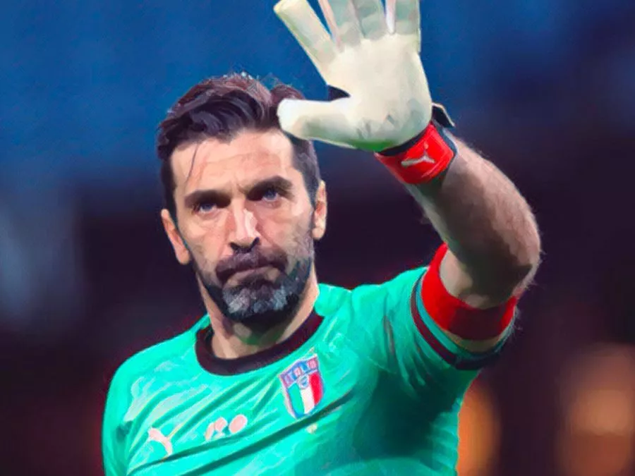 Gianluigi Buffon saluta commosso i tifosi a braccia alzate indossando la fascia da capitano durante una delle sue ultime apparizioni in campo
