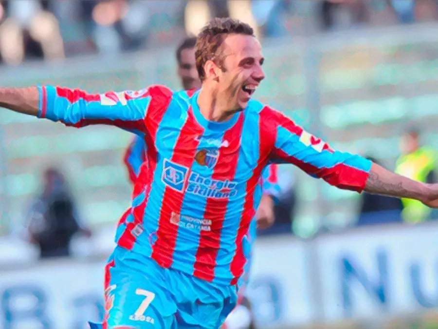 Giuseppe Mascara con la maglia del Catania che esulta a braccia aperte dopo uno storico gol nel derby
