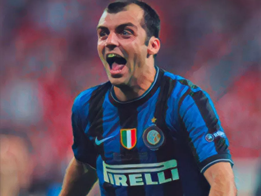 Goran Pandev esulta sorridente dopo aver segnato una rete decisiva con la maglia nerazzurra dell'Inter