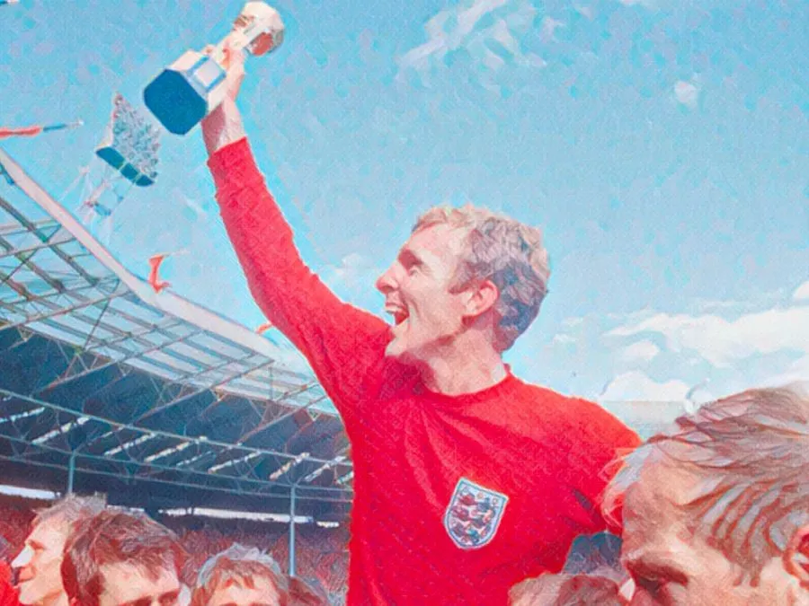 Il capitano dell'Inghilterra Bobby Moore alza la Coppa Rimet a Wembley il 30 luglio 1966 sorretto dai compagni di squadra dopo la vittoria contro la Germania Ovest
