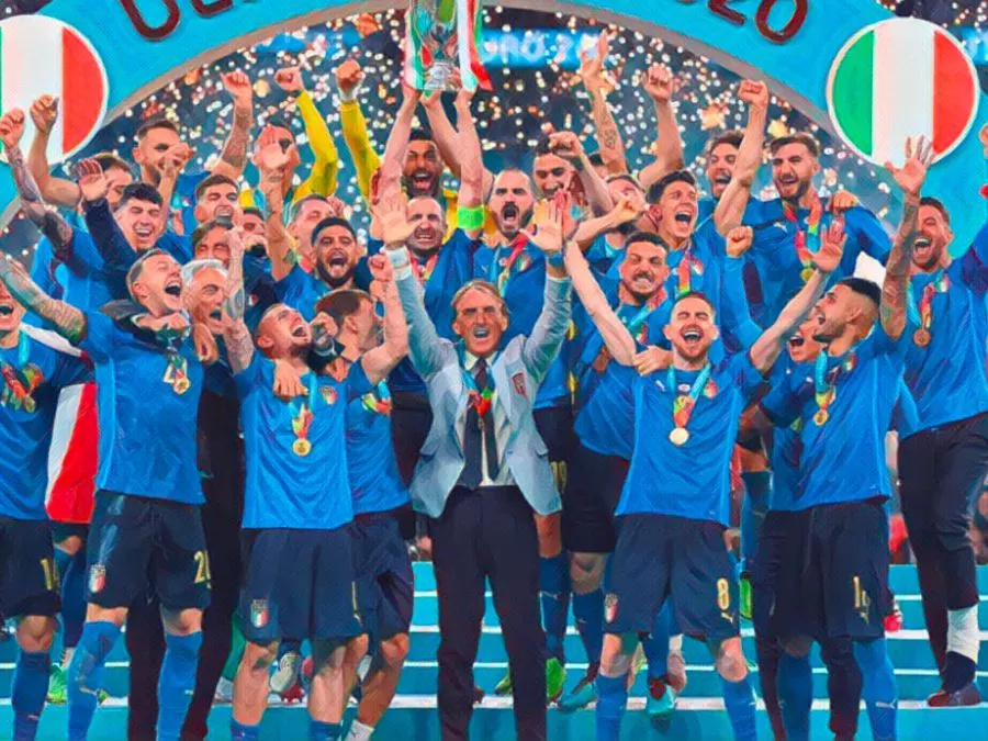 I giocatori della Nazionale italiana festeggiano sul prato dello Stadio di Wembley sollevando la coppa dell'Europeo sotto la pioggia di coriandoli l'11 luglio