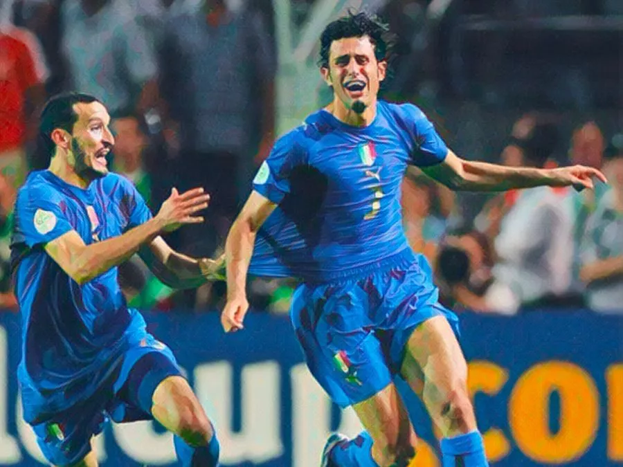 La corsa liberatoria di Fabio Grosso sul prato del Westfalenstadion di Dortmund dopo il vantaggio azzurro alla Germania il 4 luglio 2006