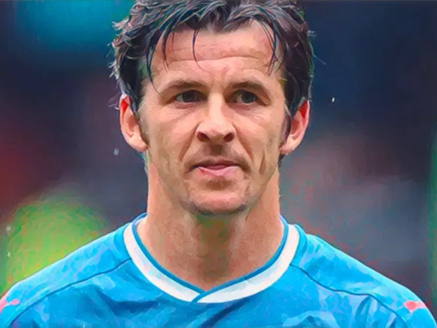 Joey Barton in campo con un'espressione grintosa e battagliera durante una partita di Premier League
